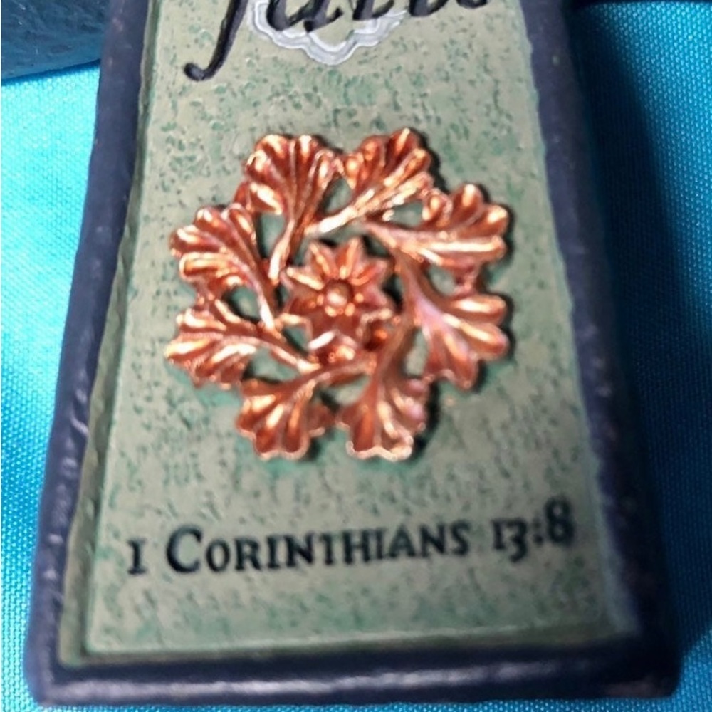 Small Decorative Cross “Love Never Fails” - Picture 3 of 4